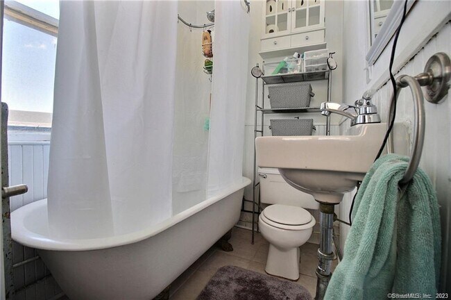 Building Photo - 10 Cherry St