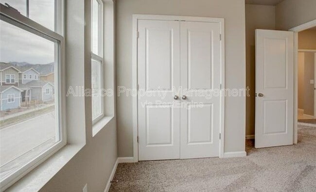 Building Photo - 1168 Solitaire St