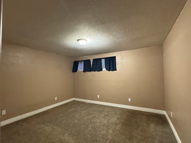 Building Photo - 781 Sherwood Dr