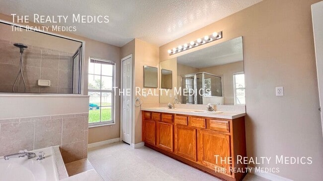 Building Photo - 1553 Ross Dr