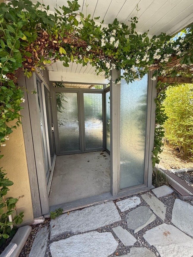 Building Photo - High Desert Retreat- 3 Bedrooms, 2 Bathroo...