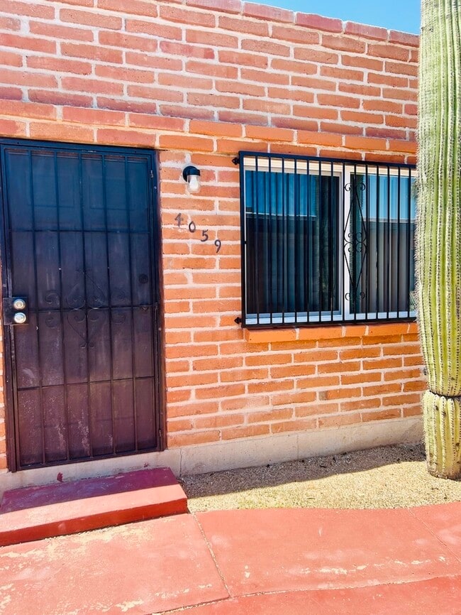Building Photo - FOR RENT