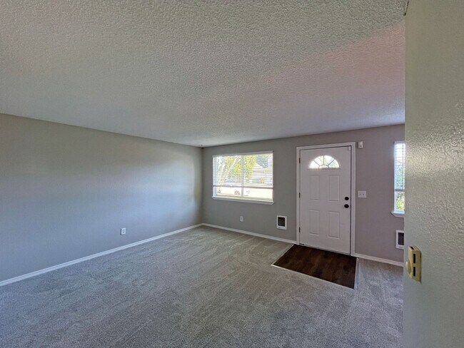 Building Photo - Charming Immaculate Three Bedroom Rambler in Tacoma