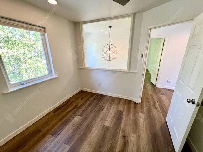Building Photo - Beautifully updated 3 BR on west side of Bend