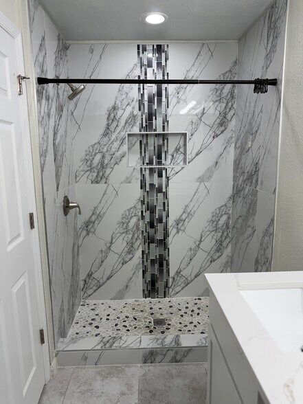 Master bathroom walk in shower - 2120 NW 18th Ave