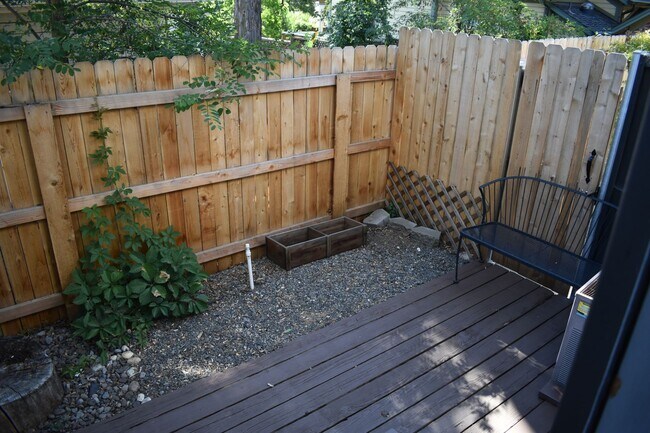 Building Photo - Two bedroom, 1.5 bathroom Ashland townhouse | Available now