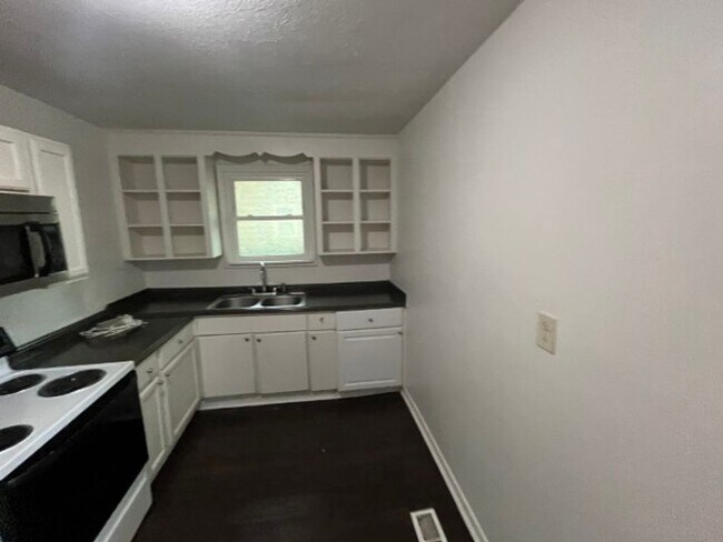 Building Photo - West Nashville 3BR Duplex