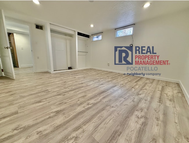 Building Photo - 3 bed 2 bath house - 1 car garage - PET FRIENDLY