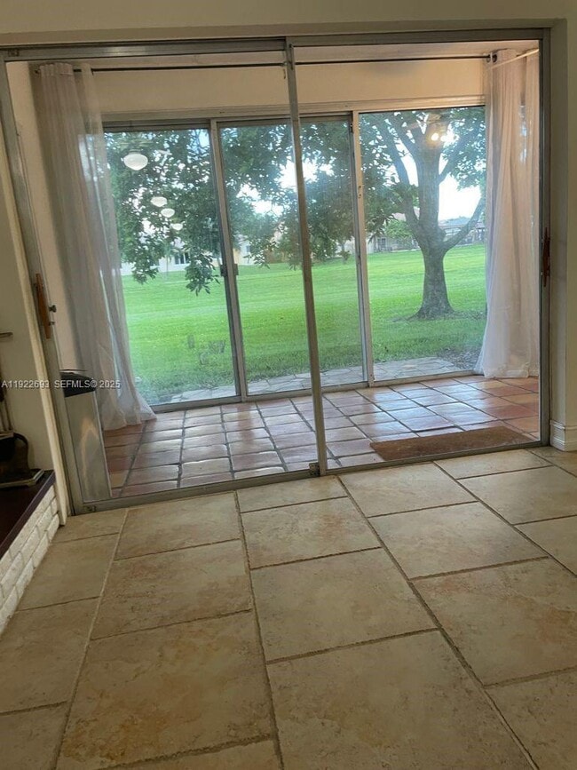 Building Photo - 3141 N Palm Aire Dr