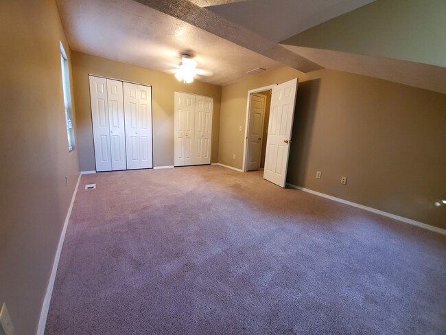 Building Photo - 4 bedroom, 2 bathroom duplex.