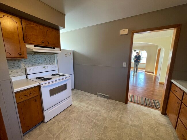 Building Photo - 556 E 5th St