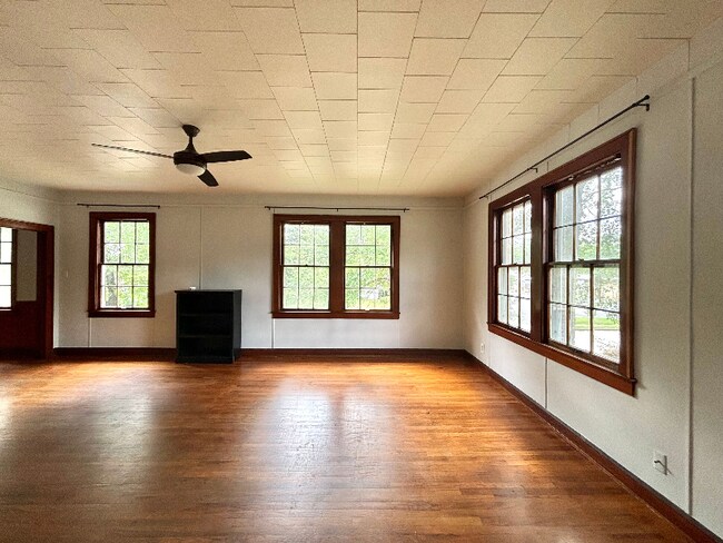 Building Photo - 800 N Mound St