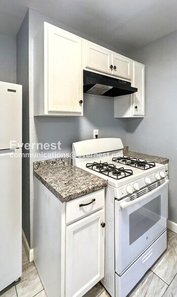 Building Photo - 1402 E 65th St