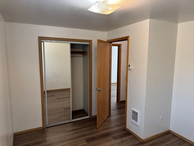 Building Photo - Freshly recently updated 3-bedroom 2-bathroom duplex with garage!