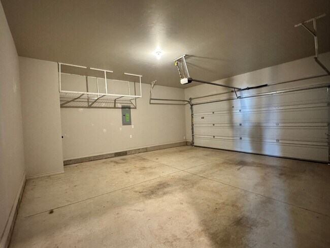 Building Photo - Spacious 3-Bedroom Home with Designer Kitc...