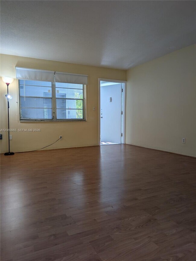 Building Photo - 900 Tallwood Ave