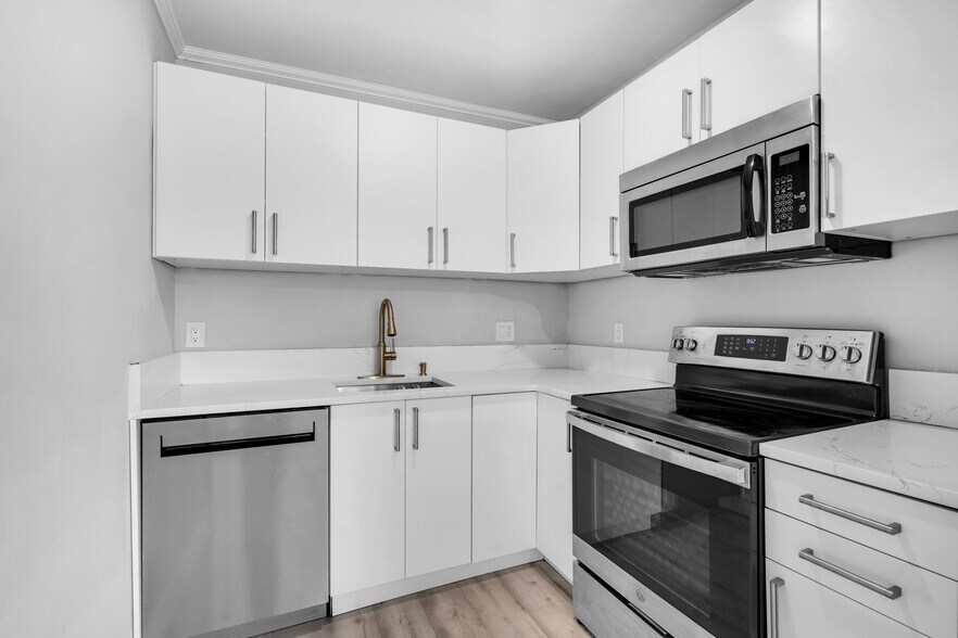 Primary Photo - 4500 NE 18th Ave