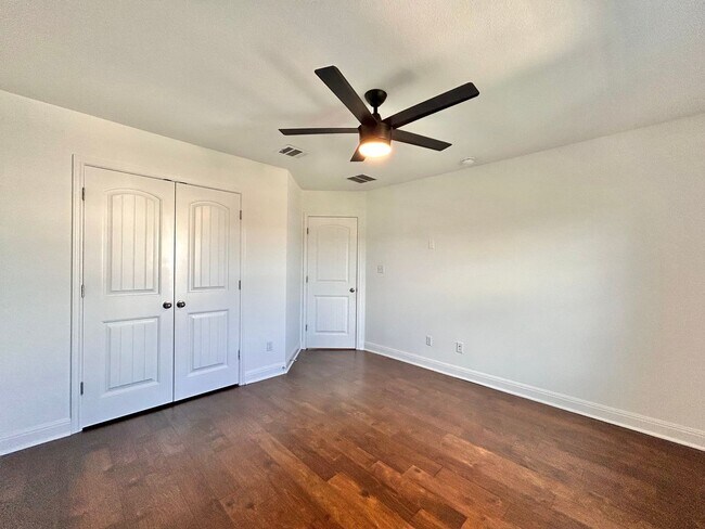 Building Photo - Beautiful and Contemporary 3 BR / 2.5 BA H...