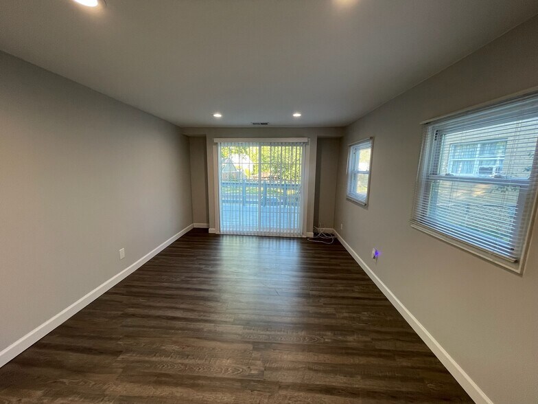 Building Photo - 33240 N Greentree Rd