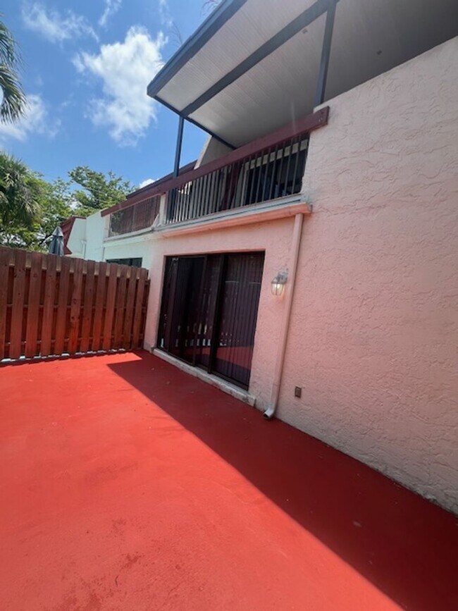 Building Photo - ONE MONTH FREE RENT  2 Bedroom/2 Bathrrom ...