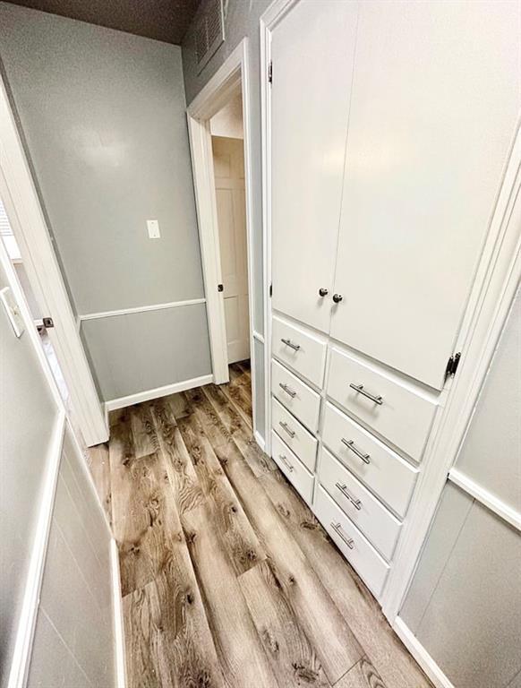 Building Photo - 3215 Oakwood Dr