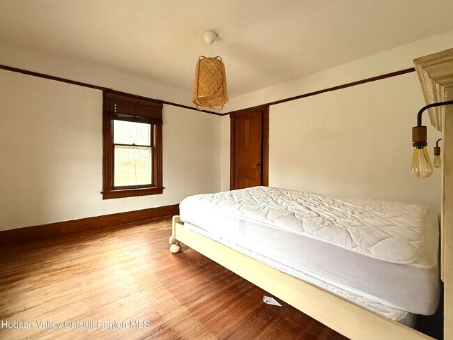 Building Photo - 5 Clum Hill Rd