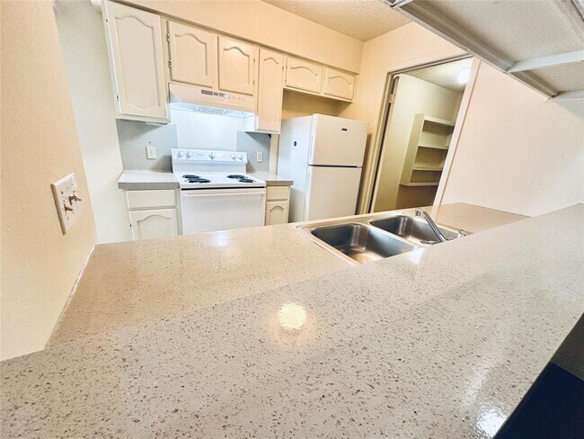 Building Photo - 12504 Tree Line Dr