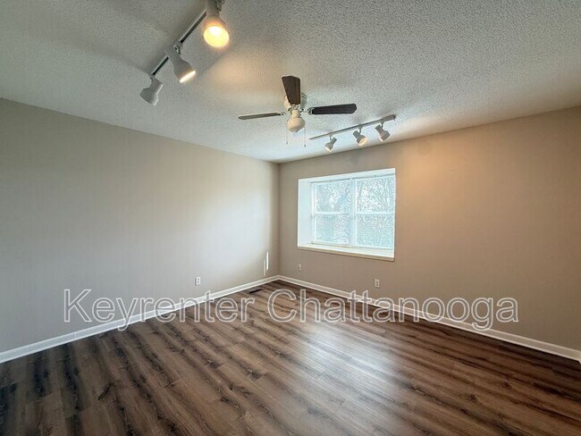 Building Photo - 918 S Crest Rd