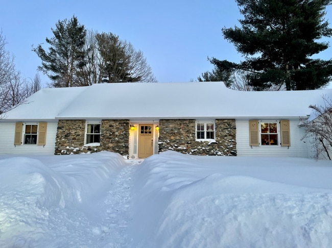 Building Photo - Charming 3-Bedroom 2-Bathroom Ranch in Laurel Hill Available 6/1