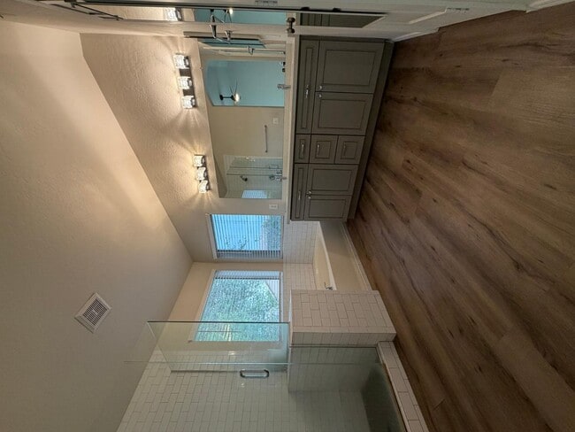 Building Photo - 902 S Surfside Dr