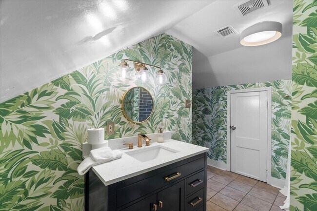 Building Photo - 1790 Lyndale Ave