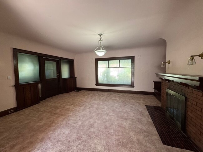 Building Photo - Large 1 Bedroom Main Level Apartment Near ...