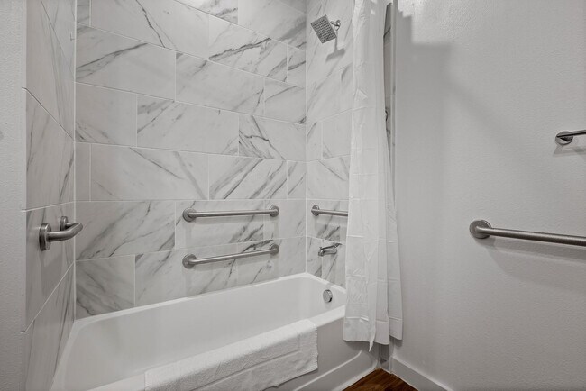 Building Photo - 2425 E Riverside Dr