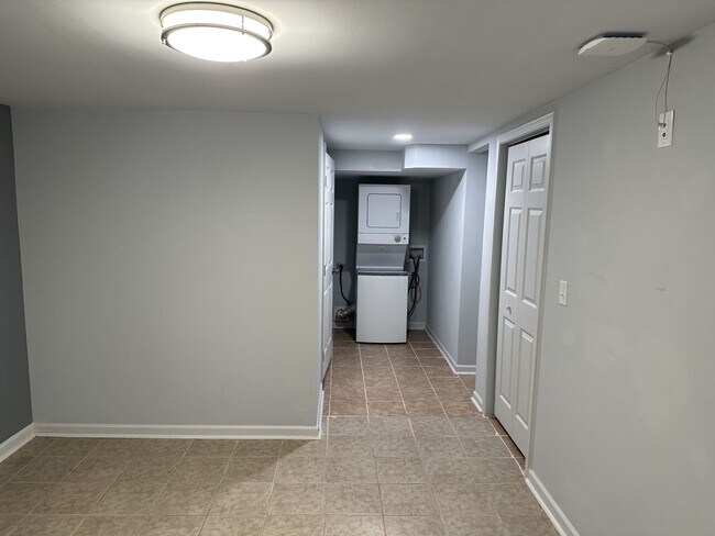 Building Photo - Nice Remodeled 1 bedroom apartment with ut...