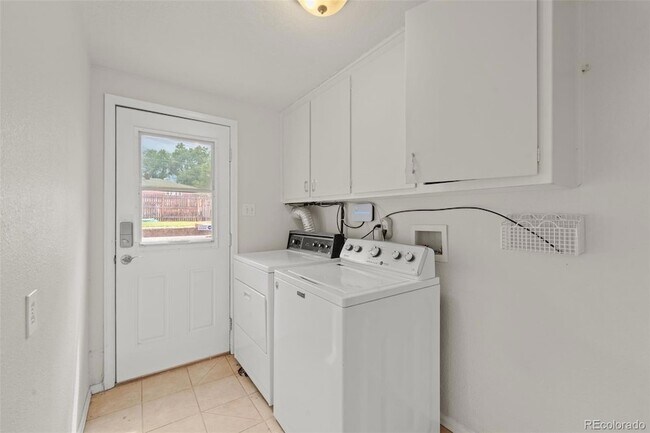 Building Photo - 2352 N Circle Dr