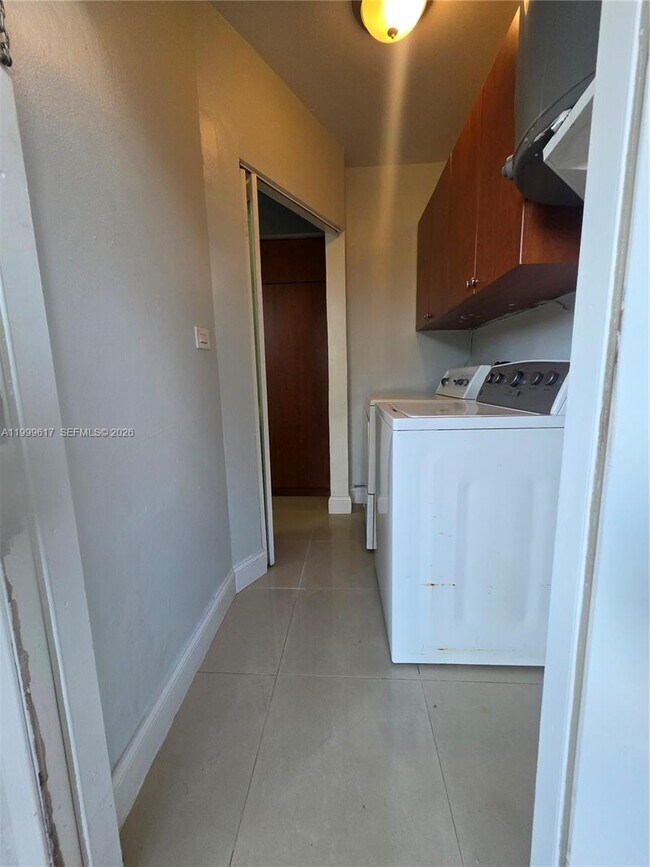 Building Photo - 2832 SW 37th Ave