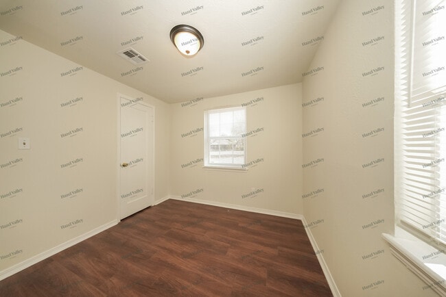 Building Photo - 1932 Lariet Ln