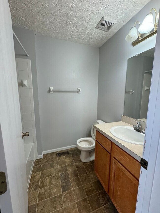 Building Photo - Beautiful 3 Bedrooms Home inside Willows a...