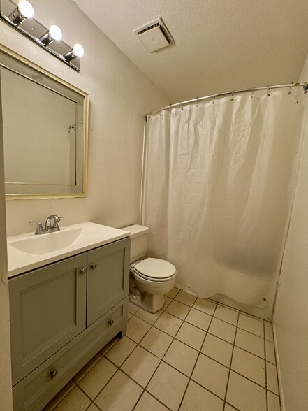 Building Photo - 40351 Sugarbush Ct