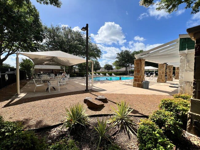 Building Photo - Gorgeous House in Eldorado Heights!