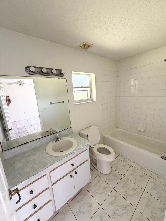 Building Photo - 33 Flamingwood Ln #B