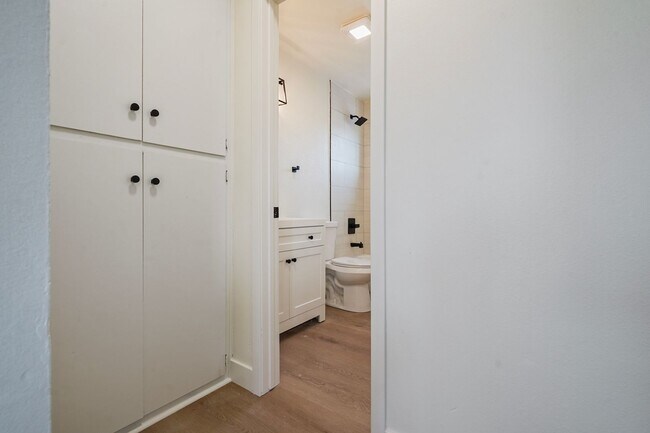 Building Photo - Calla Ave