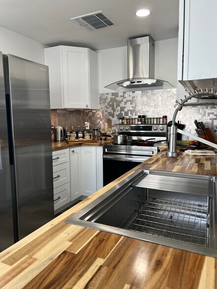 Building Photo - 2696 S Melbourne St