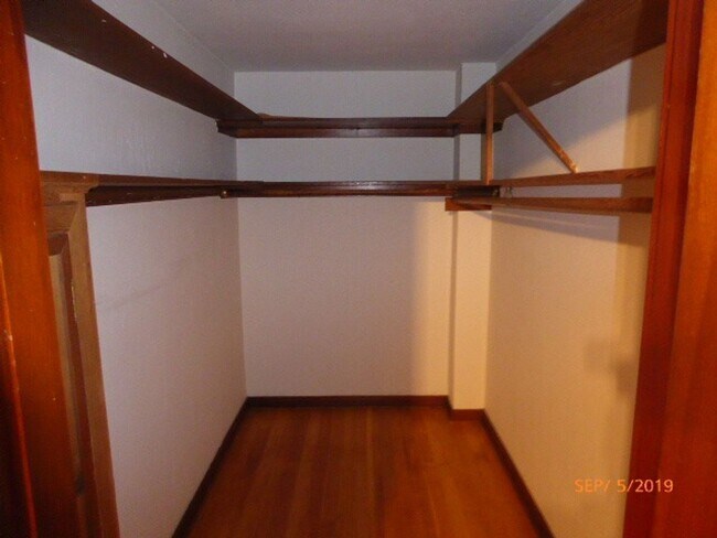 Building Photo - Spacious 2 Bed 1 Bath Condo in University of Washington District.