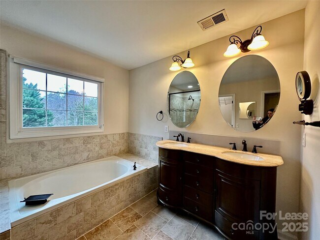 Building Photo - 126 Lake Davidson Cir