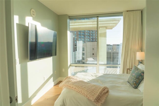 Building Photo - 300 Bowie St