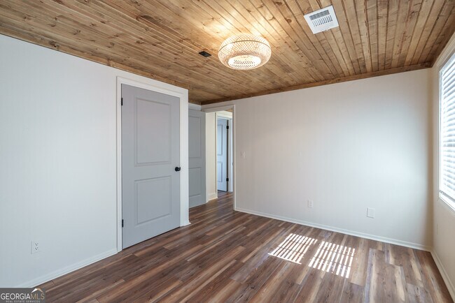 Building Photo - 384 Arrowhead Trail NE