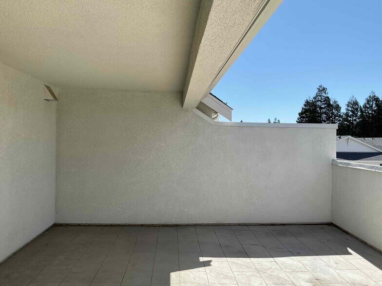Building Photo - 2753 Oak Rd