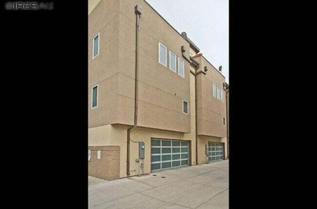 Building Photo - Elegant Contemporary Town Home with 2 bedrooms/4 baths with Private Elevator Coming Available Soon!