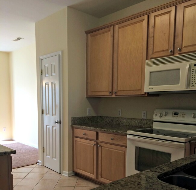 Building Photo - Spacious 4 Bedroom 2.5 Baths located off Jonestown Road!